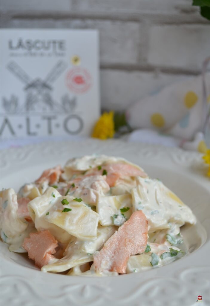 Paste cu somon și sos alb