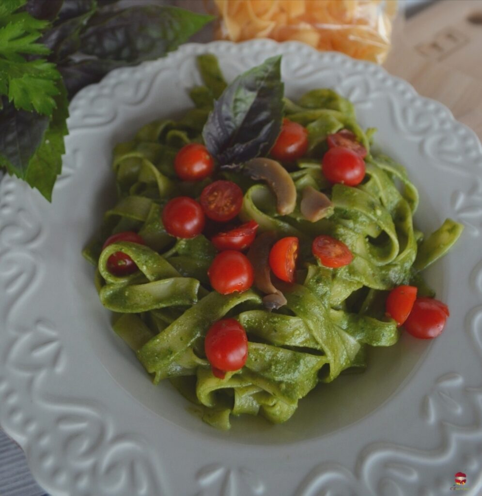 Tagliatelle cu sos pesto homemade
