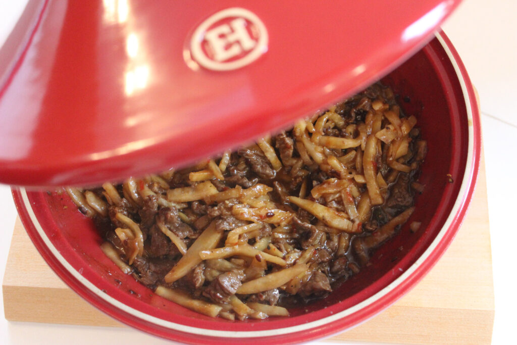 Vită cu semințe și țelină în sos dulce picant