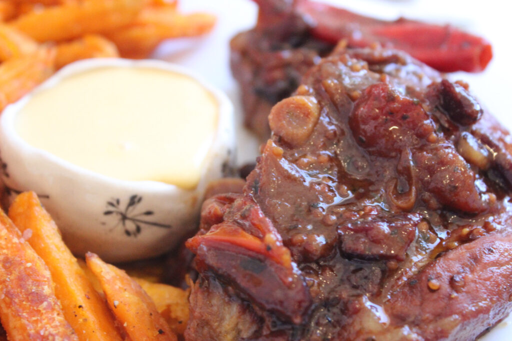 Carne de porc in sos de mustar, miere si vin rosu