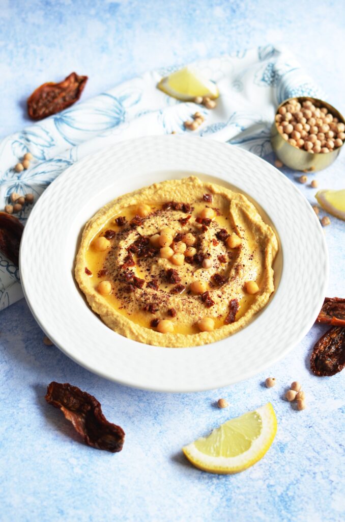 Hummus cu roşii uscate