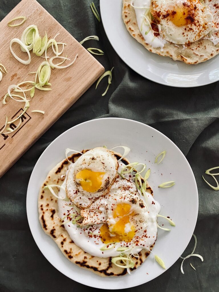 Flatbread Din Iaurt cu Oua Prajite