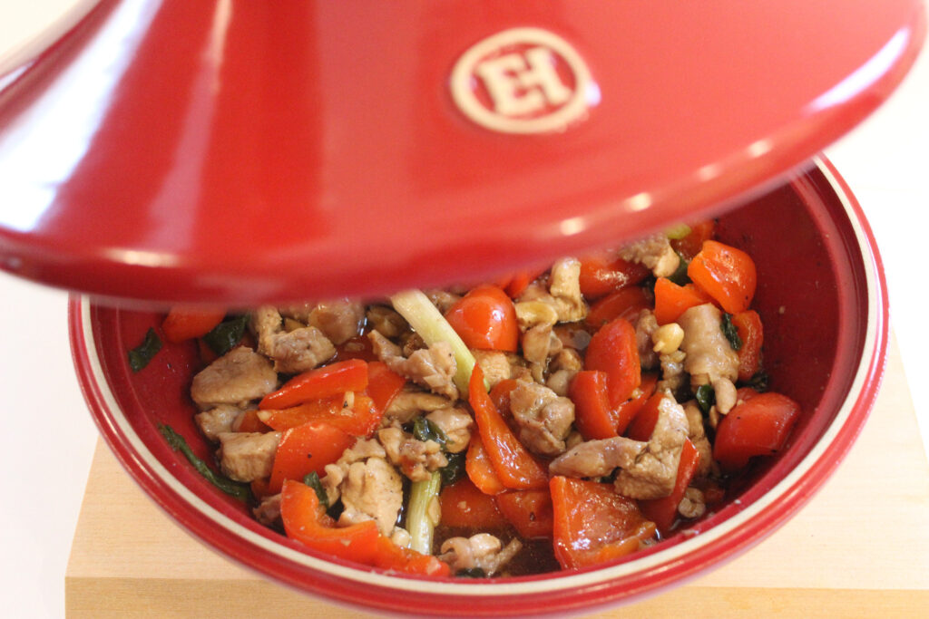 Piept de curcan cu ardei, ceapă verde și caju