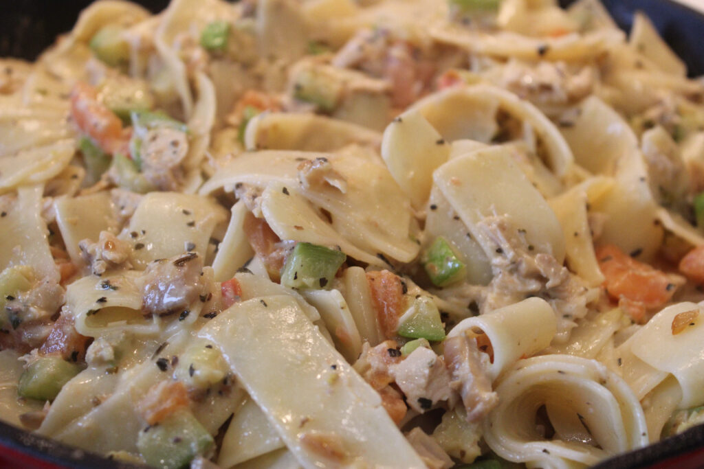 Lascute cu piept de pui, legume si sos alb