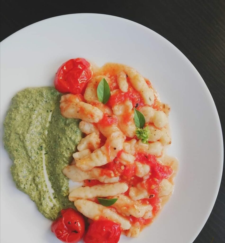 Gnocchi cu sos de roșii coapte și pesto homemade