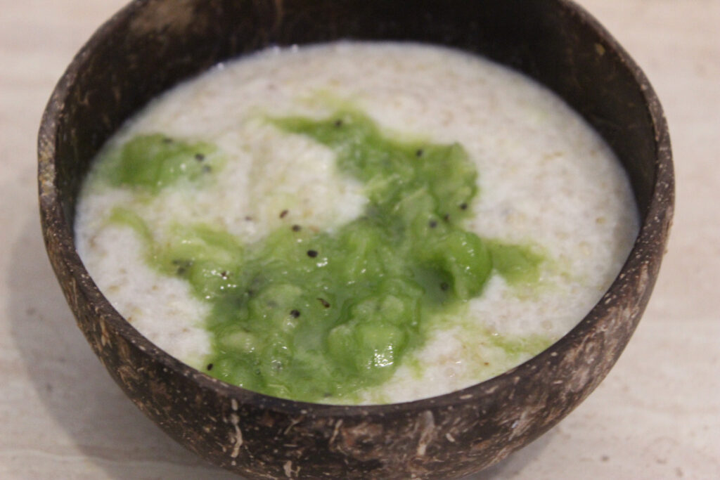 Budinca de quinoa cu piure de kiwi