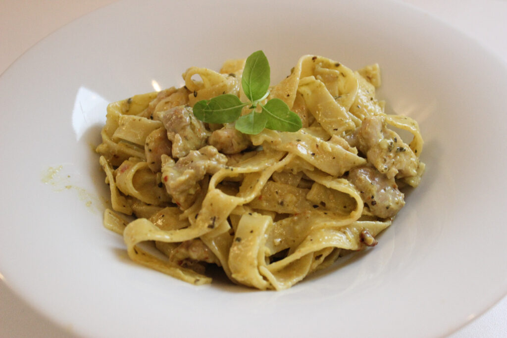 Tagliatelle cu sos pesto si piept de curcan