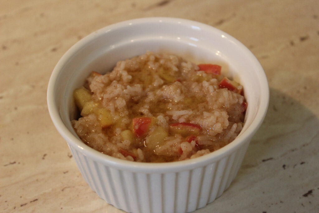 Budinca de orez cu mar si scortisoara