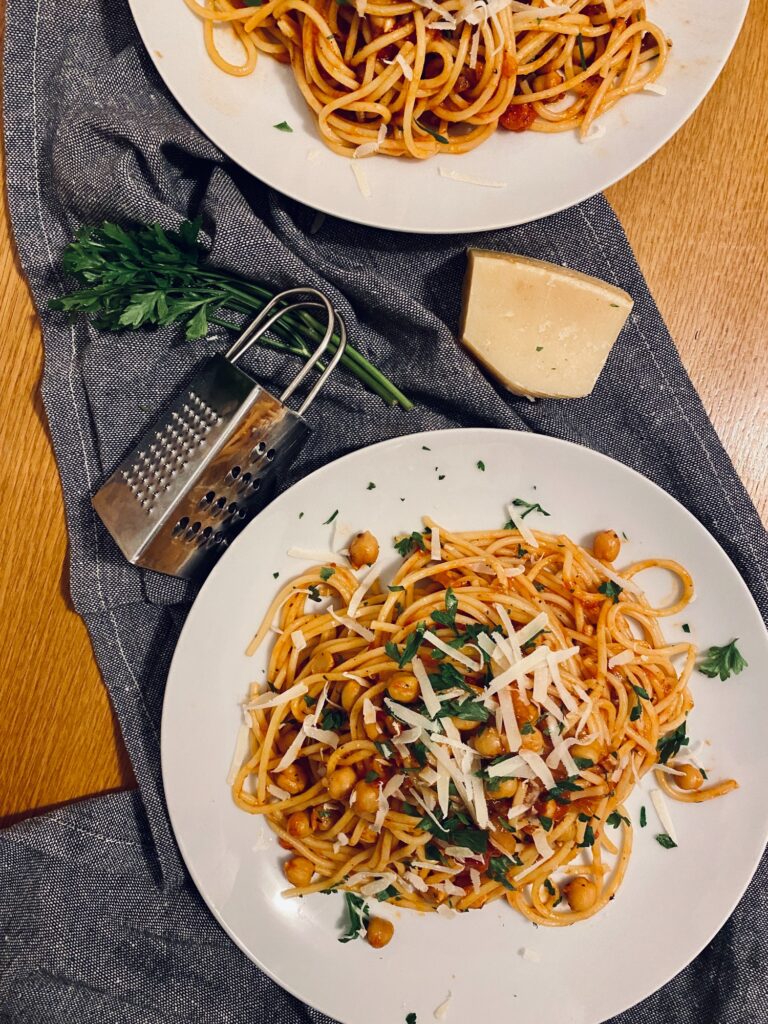 Naut Cu Paste Si Sos De Rosii