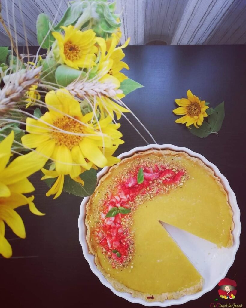 Tartă cu cremă de brânză și jeleu de mango