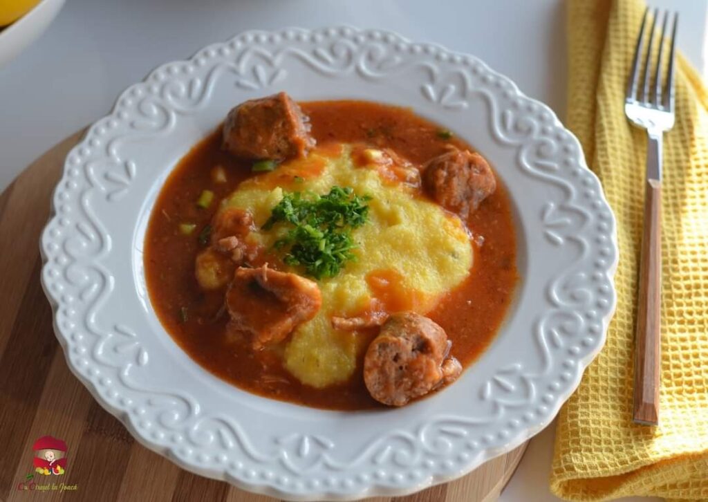 Tochitură cu mămăligă