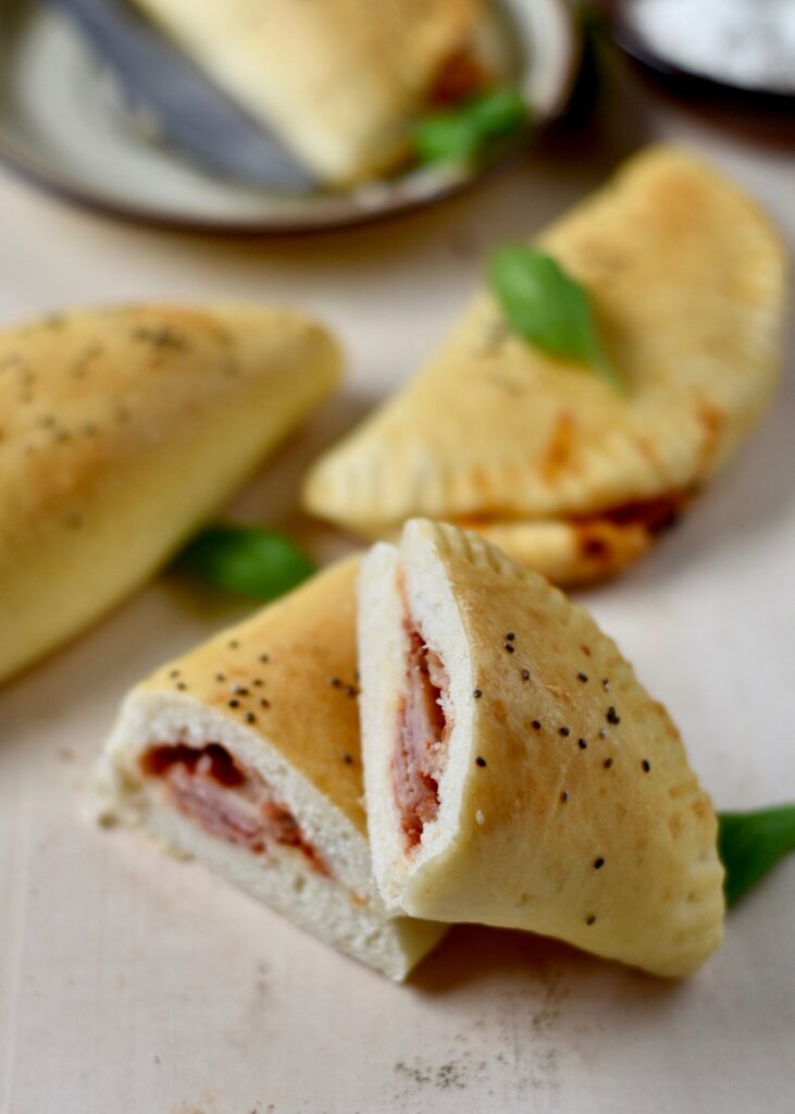 Calzone cu sunca si mozzarella