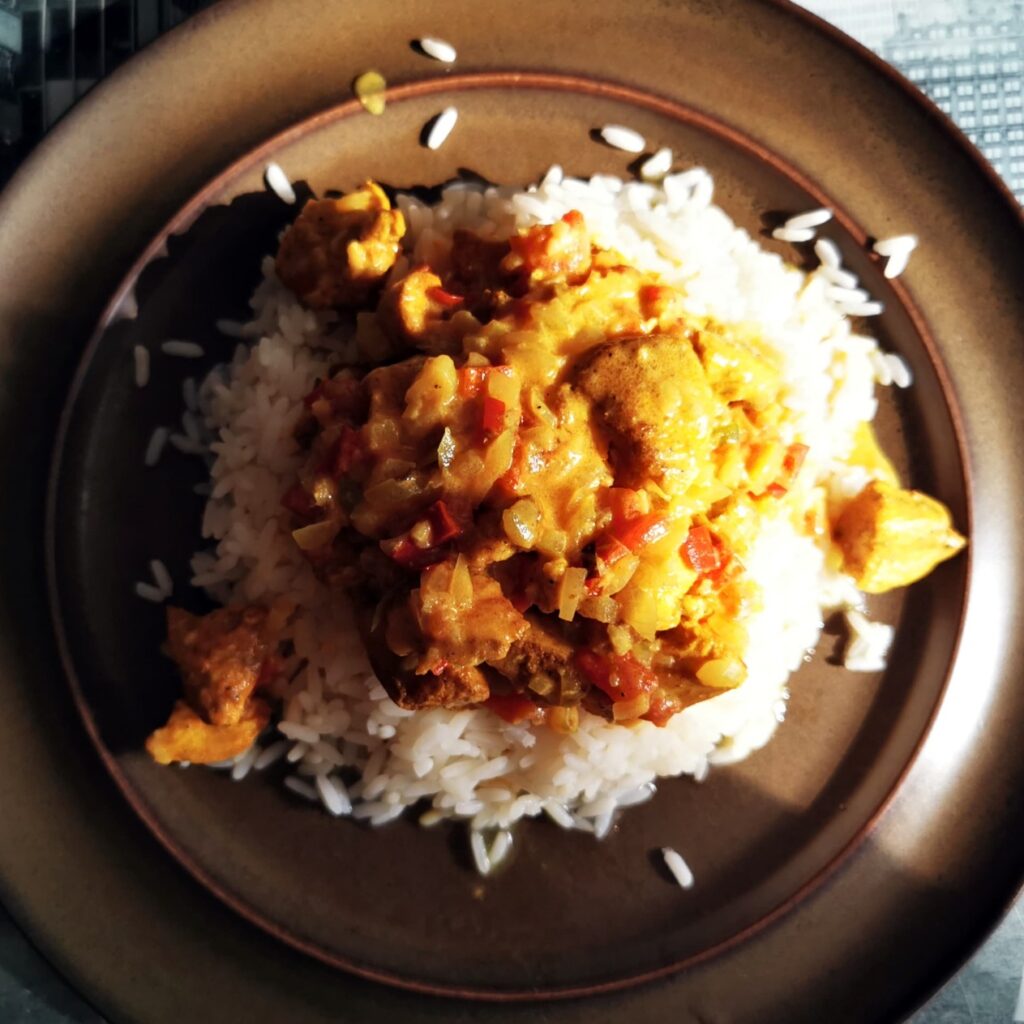 Pui în stil asiatic cu lapte de cocos și orez