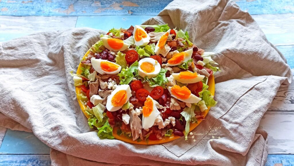 Salată cu pui, ouă și legume
