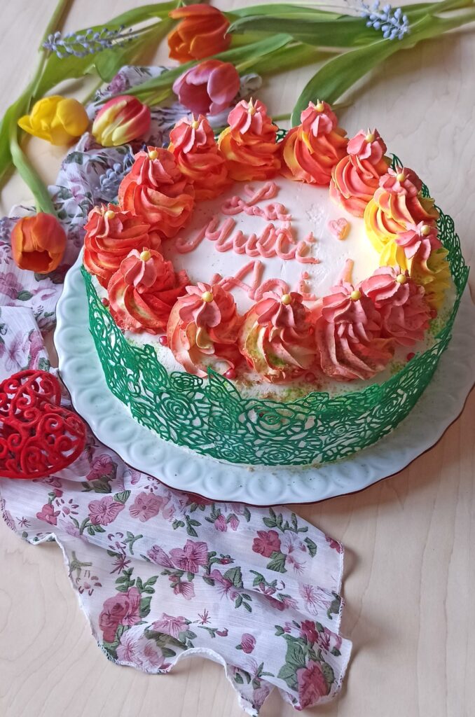 Tort cu ciocolată și dantele