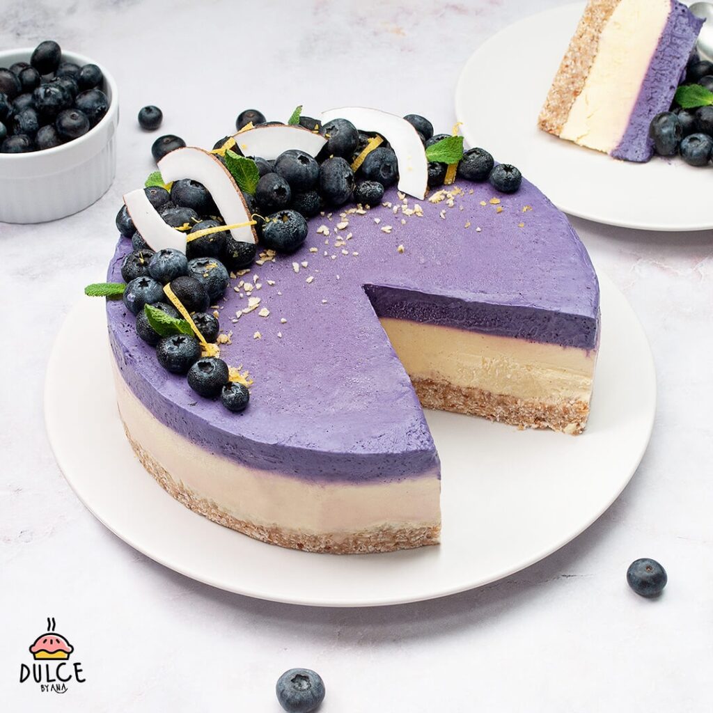 Cheesecake raw vegan cu afine, lămâie și cocos