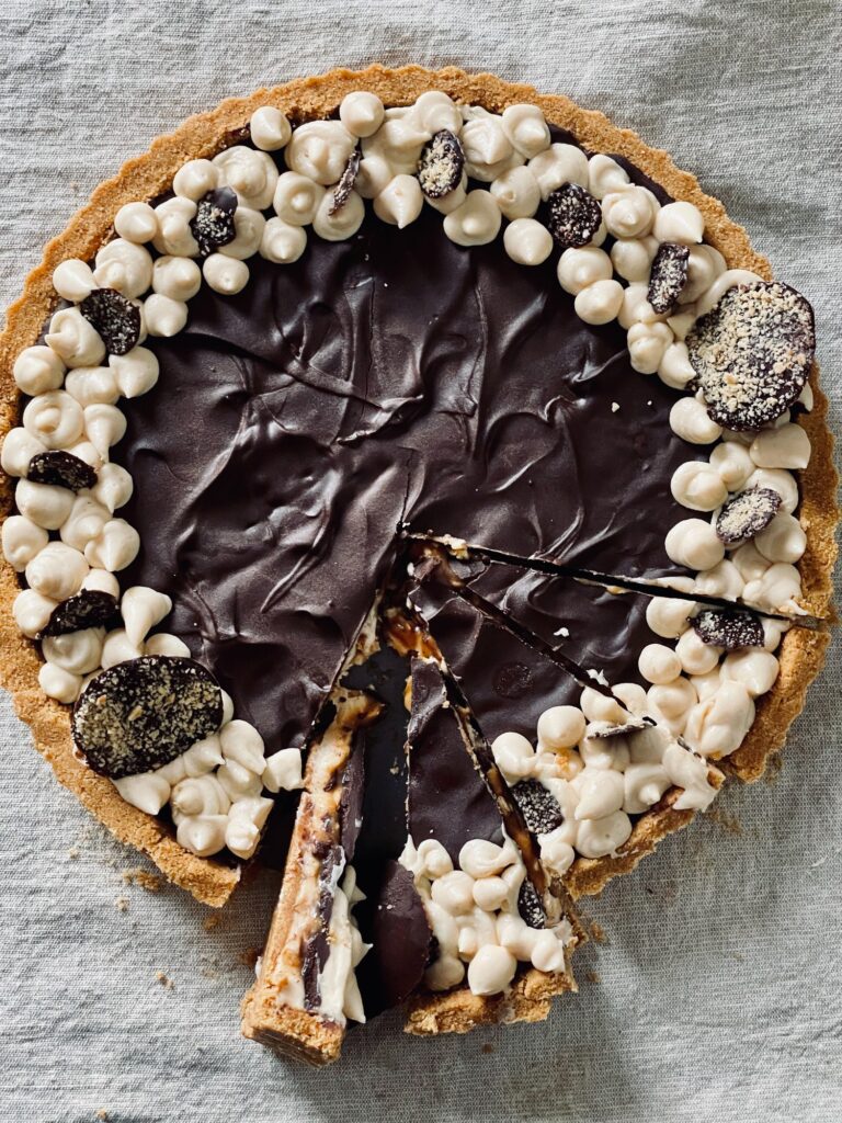 Tarta Snickers Cu Caramel Sarat