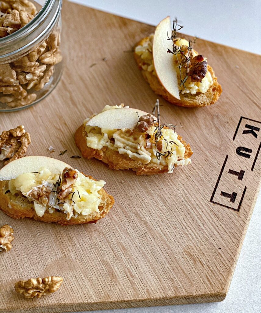 BRUSCHETE CU CAMEMBERT LA CUPTOR