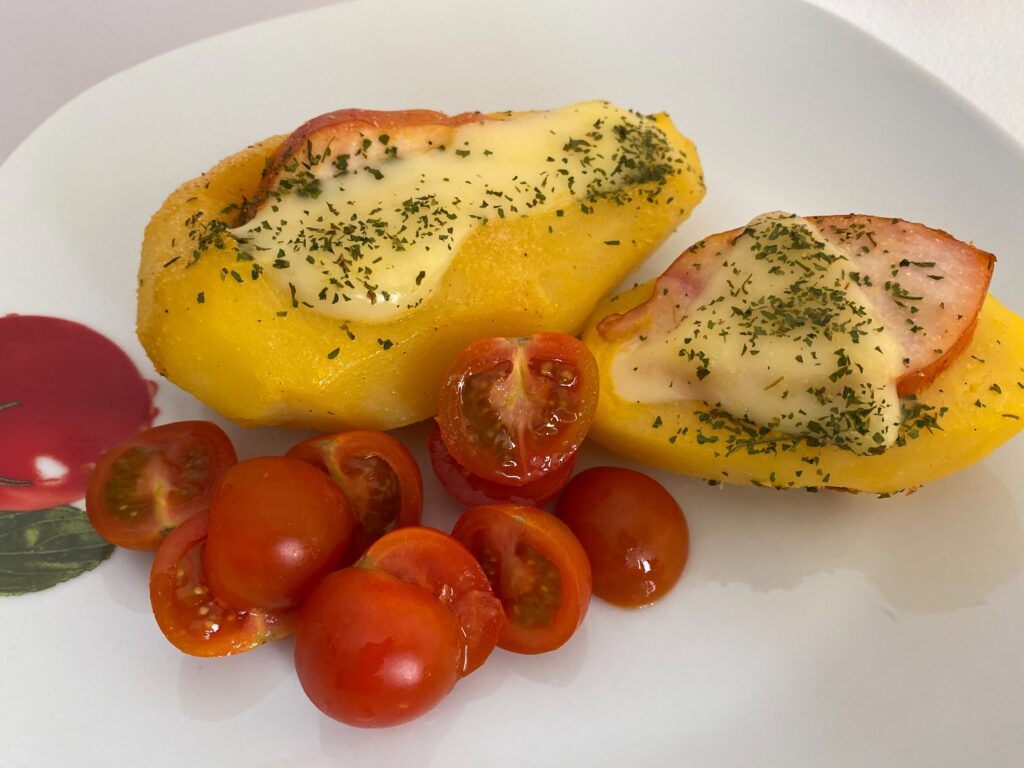 Cartofi fierți la cuptor cu pastramă de pui și cașcaval