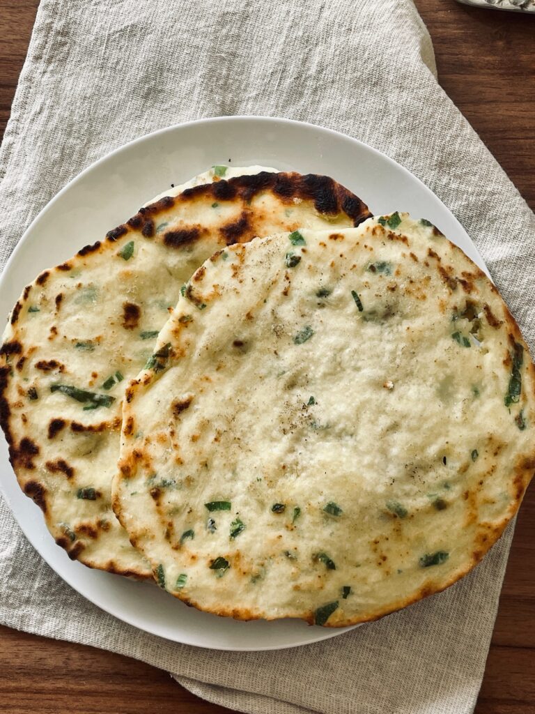 Placinte Flatbread cu iaurt (naan)