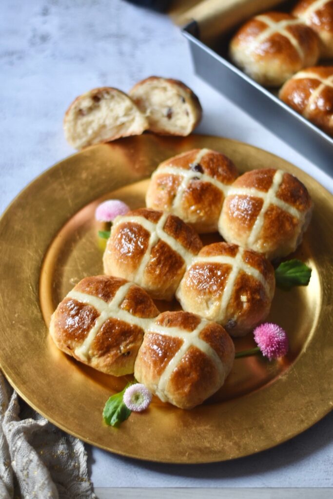 Hot cross buns – chifle dulci cu scorțișoară și stafide