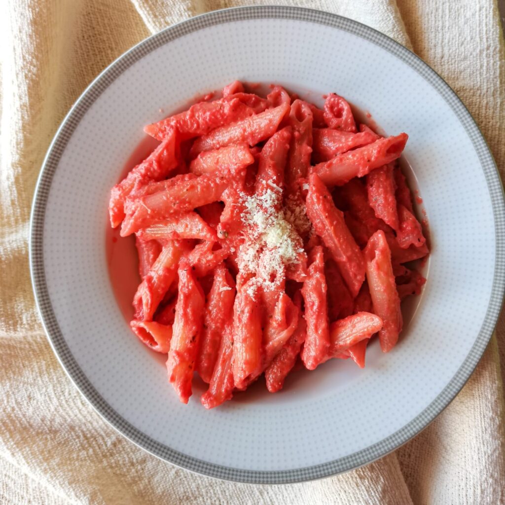 Paste cu sos de sfecla rosie