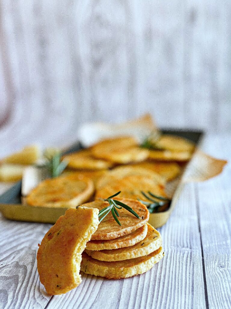 BISCUITI CU ROZMARIN SI PARMEZAN