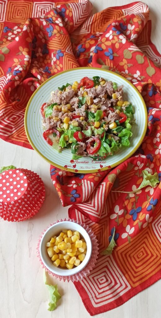 Salată cu ton, porumb și ardei roșu