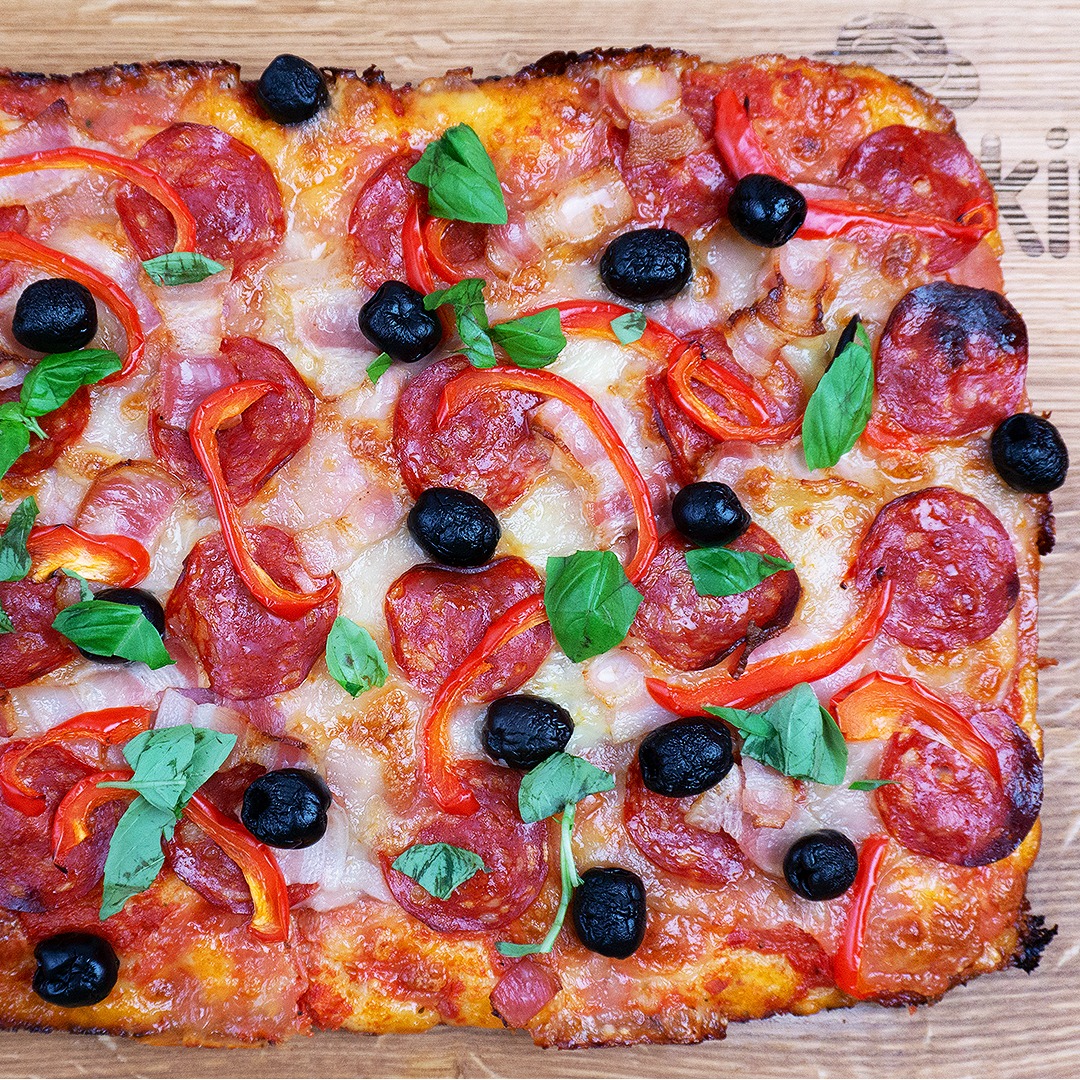 Pizza facuta la tava.O altfel de pizza dar cu acelasi gust delicios