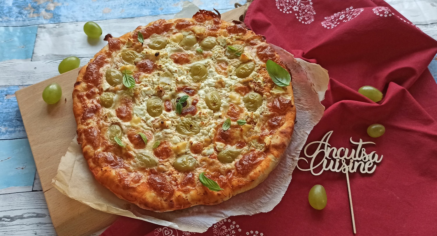 O pizza delicioasă cu brânză cu verdețuri,