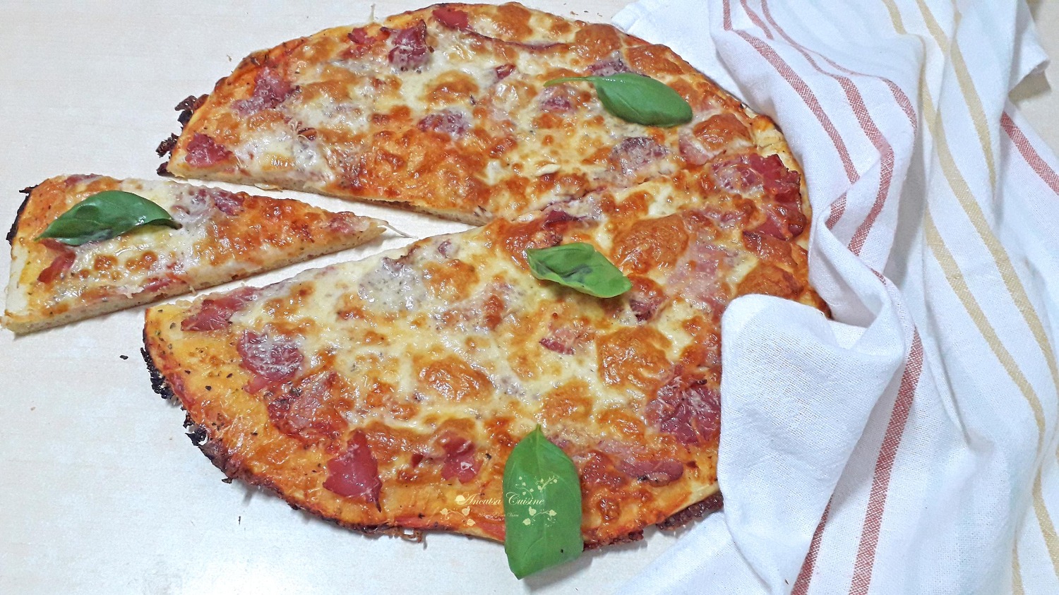 Pizza cu sunca si mozzarella gatita la tine acasa
