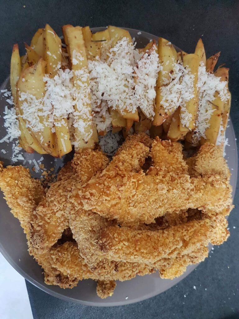 Crispy strips cu cartofi la cuptor si rozmarin