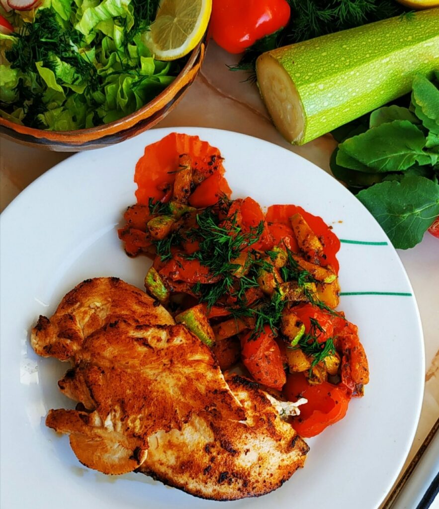 Piept de pui la tigaie cu legume și salată verde