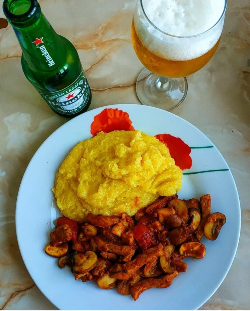 Tigaie picanta și mămăligă