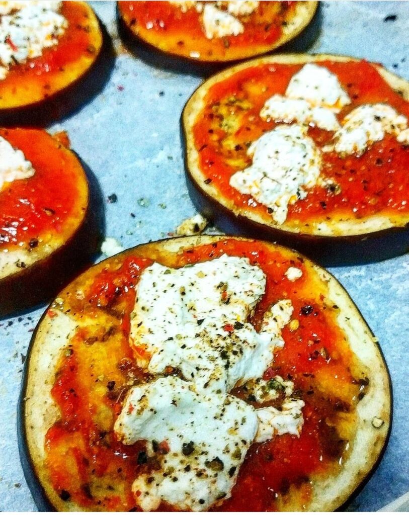 Mini pizza margherita pe felii de vânătă