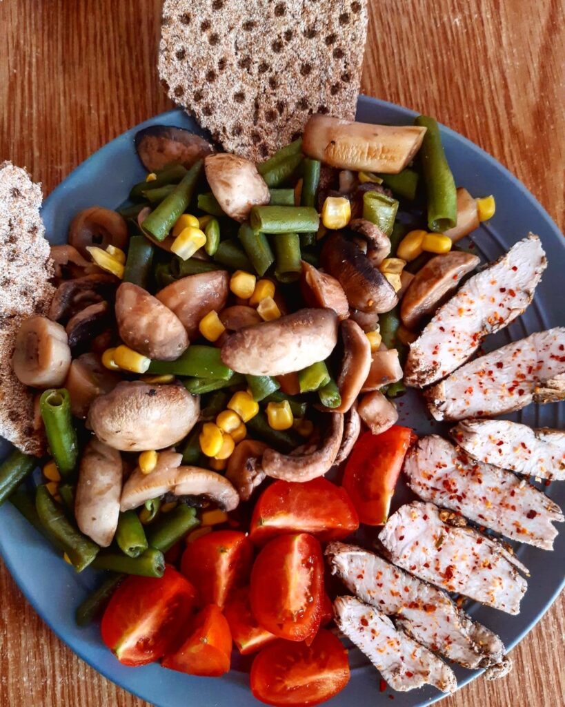 Legume la tigaie cu piept de pui