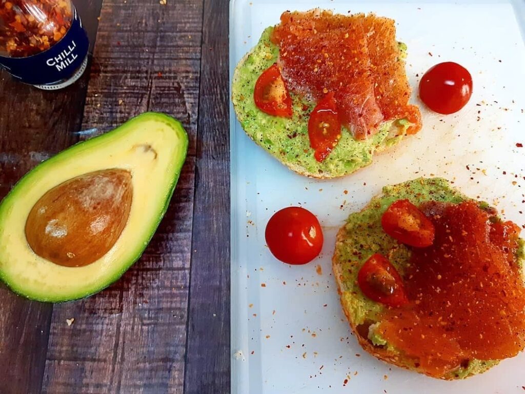 Toast cu avocado si somon