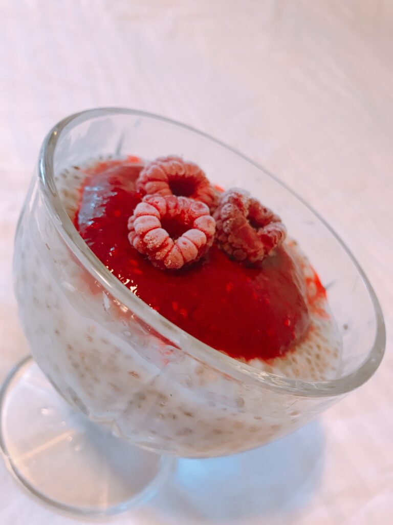 Budinca de chia (raw-vegană) cu piure de zmeură