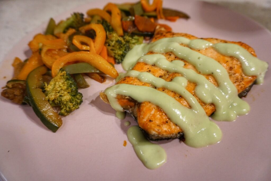 Somon cu sos de avocado si legume la cuptor