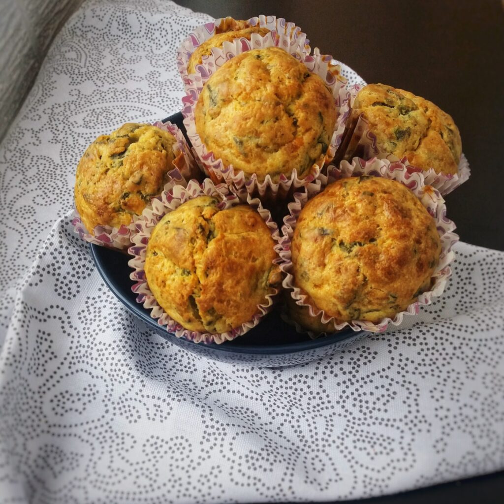 Briose cu brânză și spanac