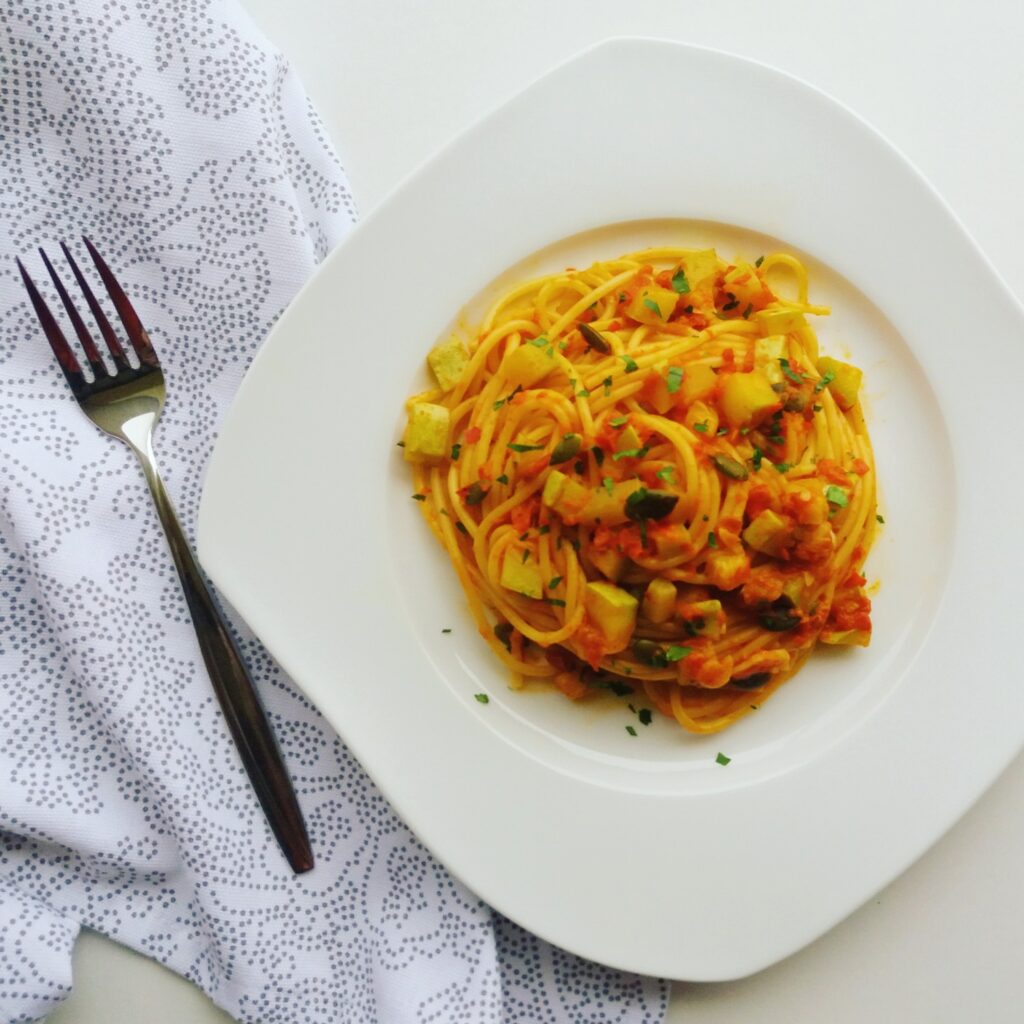 SPAGHETE CU SOS DE ROȘII ȘI DOVLECEI (baby friendly)