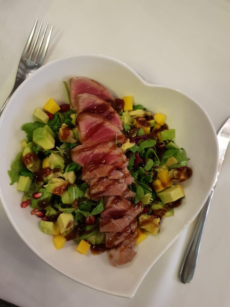 Salata perfecta cu ton, mango și avocado 💚