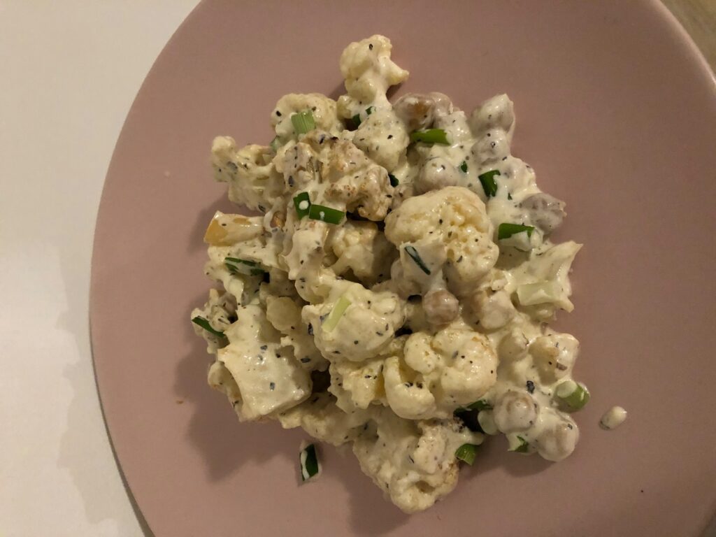 Salata de conopidă coaptă cu sos de smântâna