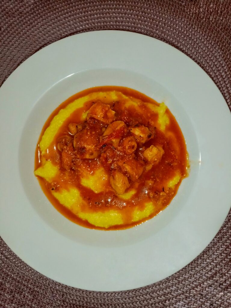 Tocăniță de pui cu mămăligă