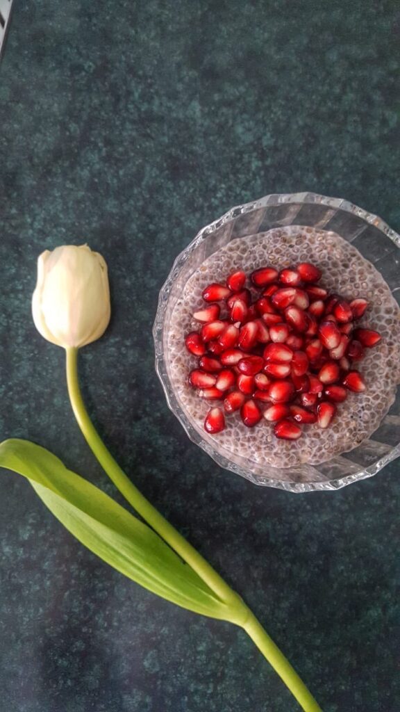 Budincă vegană de chia cu rodie