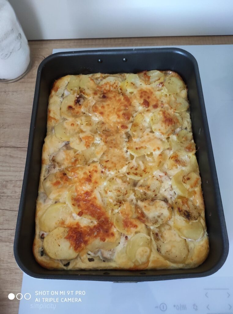 Cartofi gratinati cu piept de pui