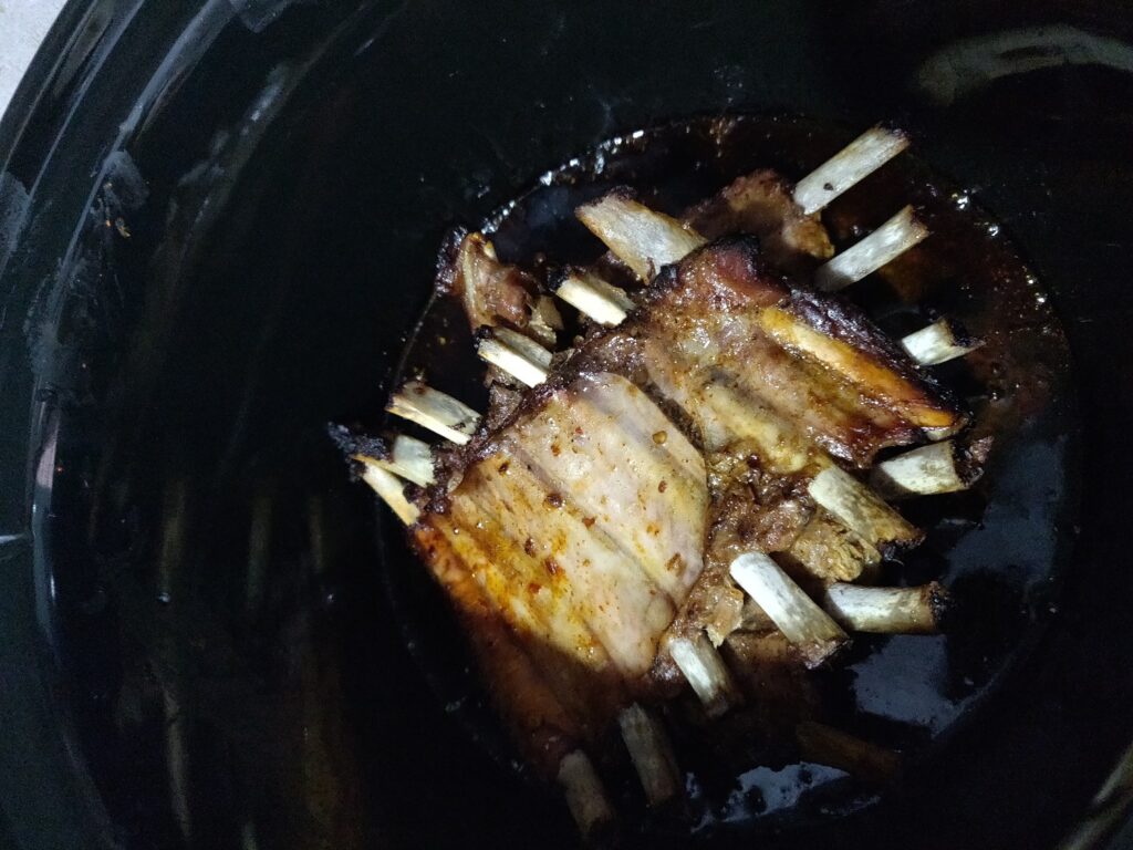 Costițe BBQ gătite în crook pot