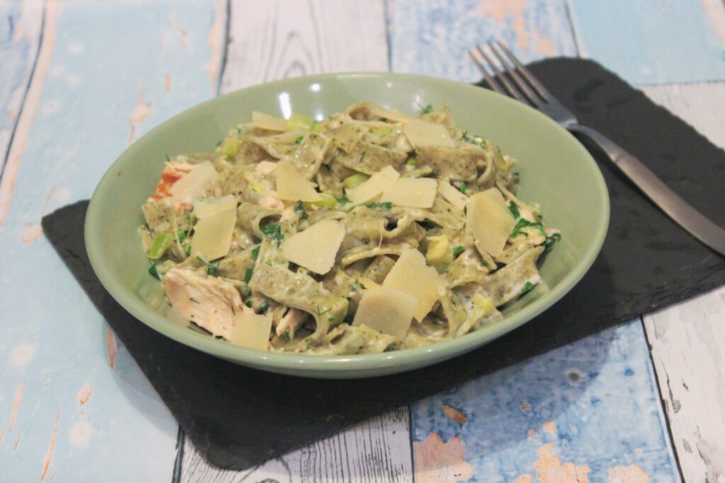 Paste cu sos alb și somon