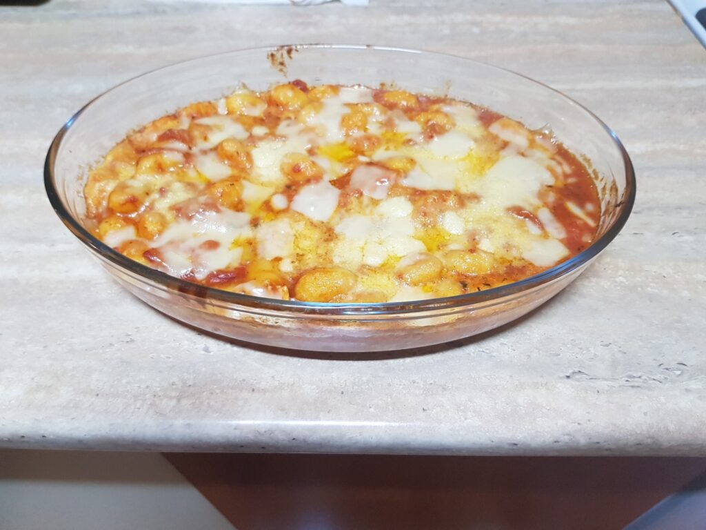 Gnocchi cu bacon si sos de rosii