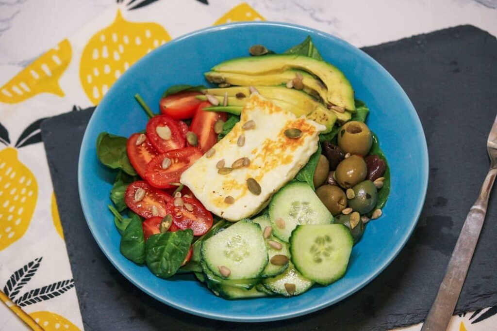 Salată cu brânză halloumi și spanac